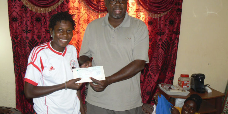 Tamba : Lassana Kanté tient ses promesses, il remet un lot d’équipements sportifs, un appui financier aux filles du Baobab club de foot-1ère division.