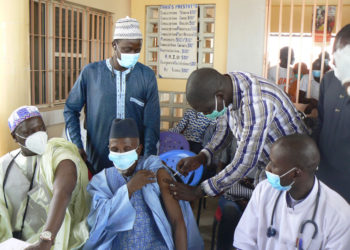 Vaccin contre Covid-19 à Maka Kolibantang : Le Khalif El Hadj Sankoung Diaby prend sa dose