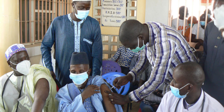 Vaccin contre Covid-19 à Maka Kolibantang : Le Khalif El Hadj Sankoung Diaby prend sa dose