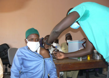 Vaccin contre Covid-19 à Ndoga Babacar : Le Maire Oumar Déme prend sa dose de la firme chinoise sinopharm et lance un appel