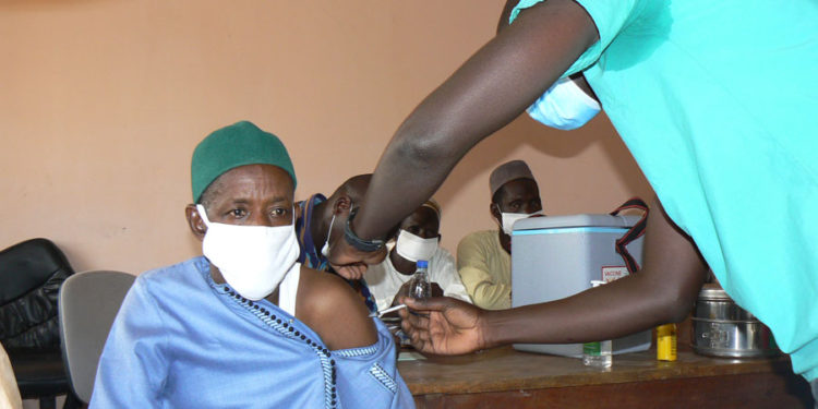 Vaccin contre Covid-19 à Ndoga Babacar : Le Maire Oumar Déme prend sa dose de la firme chinoise sinopharm et lance un appel