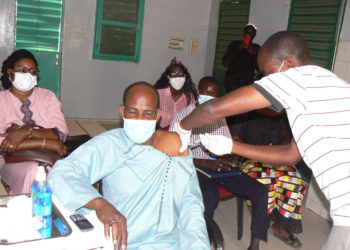 Vaccin contre Covid-19 à Niani Toucouleur : Le Maire Seydou Bâ prend sa dose et rassure les populations