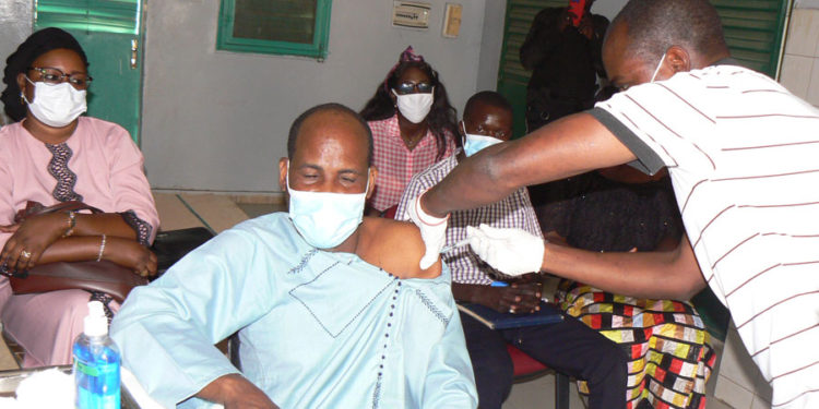 Vaccin contre Covid-19 à Niani Toucouleur : Le Maire Seydou Bâ prend sa dose et rassure les populations