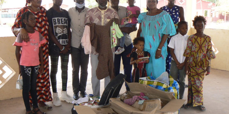 Tamba: Madame Workhiya Timéra de Créteil au chevet des enfants du village SOS/Des habits et ouvrages remis gracieusement