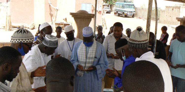 Ramadan 2021 à Tamba: Un groupe d’amis, en majorité des  chrétiens, offre du sucre, des dattes aux fidèles musulmans de la mosquée de Imam Wilane