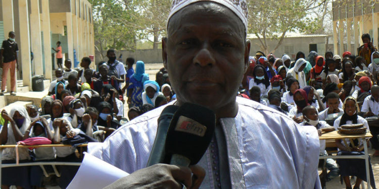 Sinthiou Maléme : Le Maire Mamadou Saliou Bâ dote le CEM de 100 tables-bancs/D’importants lots de produits d’hygiène remis