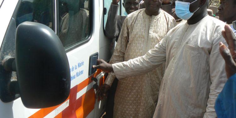 Sinthiou Maléme : Le Maire Mamadou Saliou Bâ offre une ambulance au poste de Santé de la localité