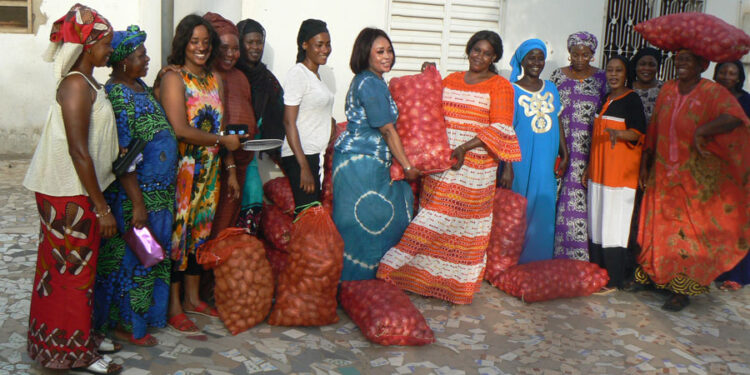 Tabaski 2021 à Tamba: Madame Déo Cissé, responsable politique APR, distribue des denrées alimentaires à ses comités et groupements de femmes.