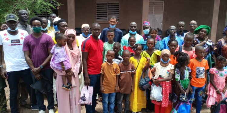 Tamba : Les meilleurs  élèves de Gourel Diadié 1, récompensés par les anciens/Le parrain Mamadou Diallo, SG Mairie, donne le sourie aux mômes