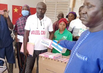 Tamba : Le Maire de Kahéne, Mamady Thiam remet un lot de médicaments de près de 3 millions de francs Cfa.