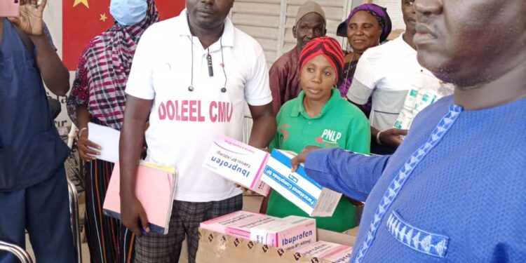 Tamba : Le Maire de Kahéne, Mamady Thiam remet un lot de médicaments de près de 3 millions de francs Cfa.