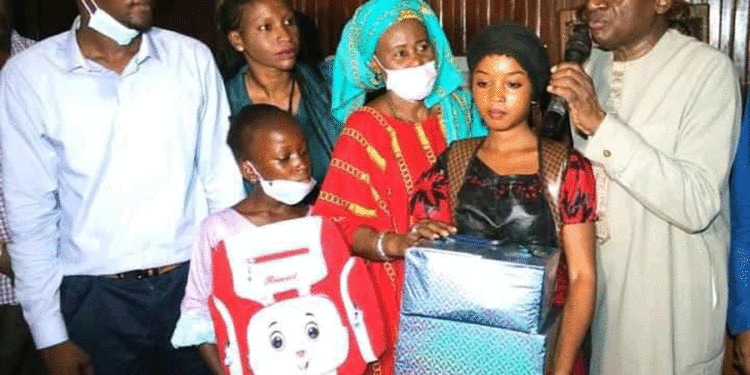 Tamba : La COJER communale distribue 150 kits scolaires/Me Sidiki Kaba (MFA) exhorte les jeunes à s&rsquo;engager pour la scolarisation et le maintien des filles à l’école.