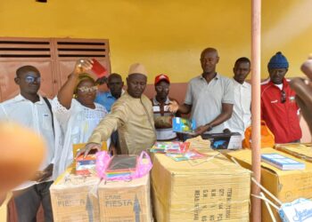 Kahéne : Le Maire Mamady Thiam remet un important lot de fournitures aux écoles de la commune