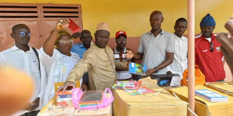 Kahéne : Le Maire Mamady Thiam remet un important lot de fournitures aux écoles de la commune