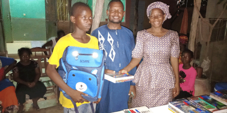 Tambacounda : Le mouvement d’Union pour l’Emergence et le Développement distribue des kits scolaires aux élèves…