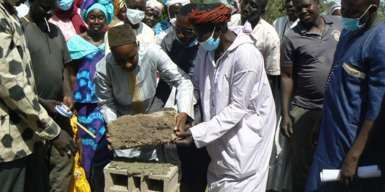 Niani Toucouleur : Le Maire Seydou Bâ pose la 1ère pierre de la Case de Santé de Diamagueune Sine