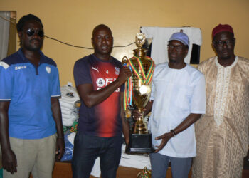 Tamba-Finale zone 2/B: La Parrain Mamadou Kassé remet un important lot d’équipements sportifs et 1 million de francs Cfa au comité d’organisation.