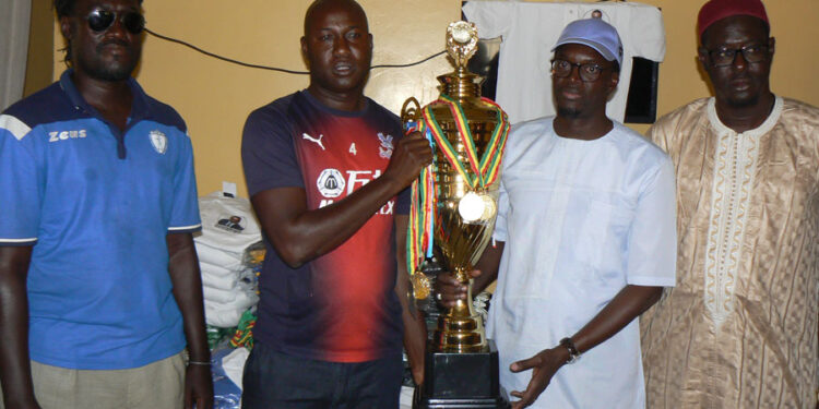 Tamba-Finale zone 2/B: La Parrain Mamadou Kassé remet un important lot d’équipements sportifs et 1 million de francs Cfa au comité d’organisation.