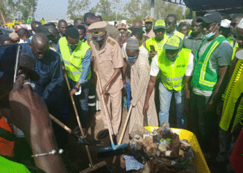 « Bessup setal » à Tambacounda : Le Gouverneur Baldé donne le coup d’envoi de la journée de nettoiement