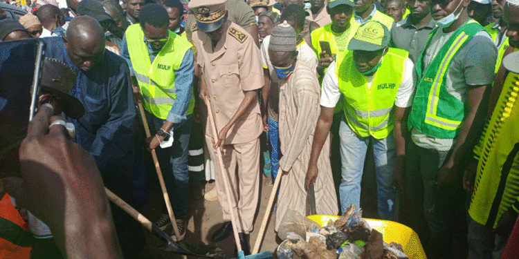« Bessup setal » à Tambacounda : Le Gouverneur Baldé donne le coup d’envoi de la journée de nettoiement