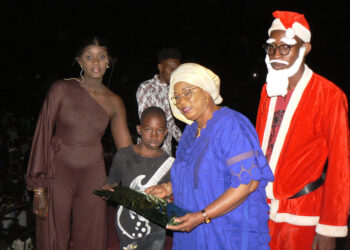 Tamba/4e édition Noël Solidaire: Mamy Guèye et le FST couvrent 1000 enfants de  cadeaux.