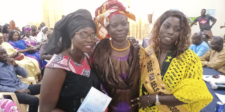 Tamba : Dédicace/« Parole d’Adolescente »/ Mme Sy Penda Seck Sakho, présente son recueil de poèmes