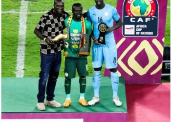 Sadio Mané et Edouard Mendy, respectivement meilleur joueur et meilleur gardien de la CAN