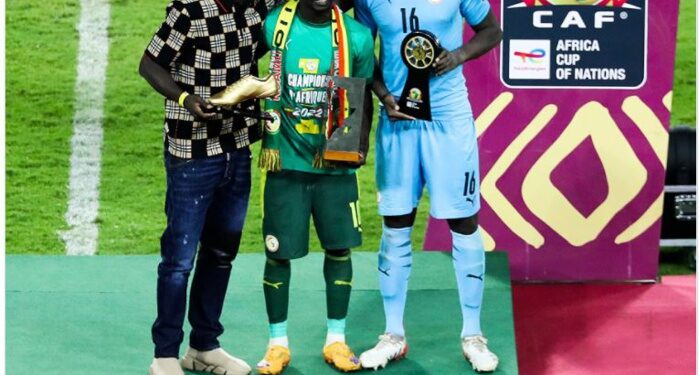 Sadio Mané et Edouard Mendy, respectivement meilleur joueur et meilleur gardien de la CAN