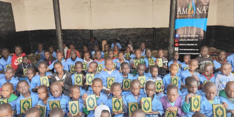 Ramadan 2022 : Amana Projects fait un don de 200 exemplaires du Saint Coran et des kits alimentaires au Centre Iqra de Saint Louis