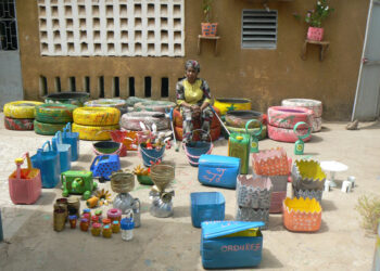 Tamba: Création artistique/la fondation «Tous ensemble» a offert un camp à des enfants pour la transformation des ordures plastiques en objets d’art