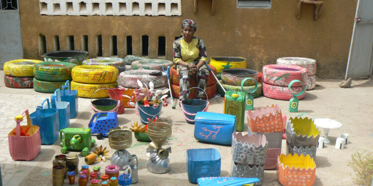 Tamba: Création artistique/la fondation «Tous ensemble» a offert un camp à des enfants pour la transformation des ordures plastiques en objets d’art