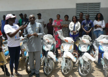 Tamba : Le ministre Sidiki Kaba offre 11 motos jakarta à des jeunes