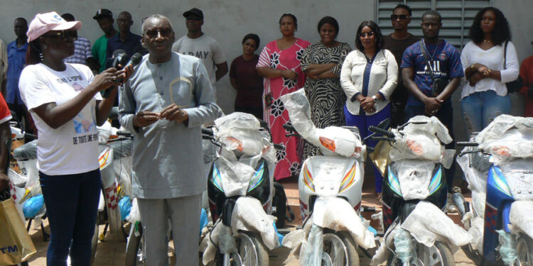 Tamba : Le ministre Sidiki Kaba offre 11 motos jakarta à des jeunes