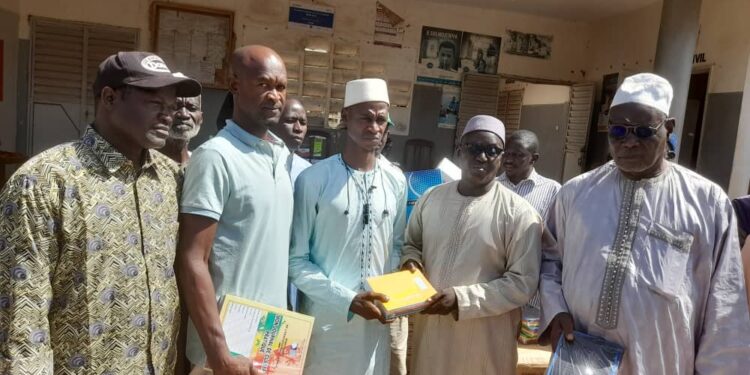 Kahéne/Koumpentoum : Le Maire Mamady Thiam remet des fournitures scolaires/Plus de 2.500 élèves touchés