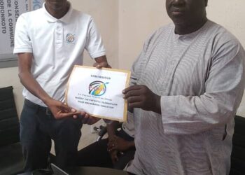 Kédougou/Tomboronkoto: Idrissa Diallo PDG PANOM, remet un chèque de 500.000 FCFA pour l’inscription d’enfants à l’école
