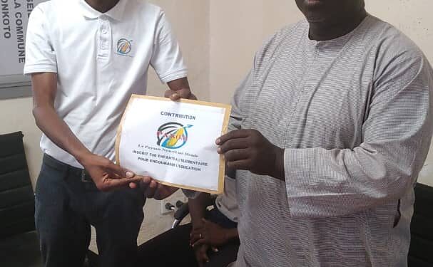 Kédougou/Tomboronkoto: Idrissa Diallo PDG PANOM, remet un chèque de 500.000 FCFA pour l’inscription d’enfants à l’école