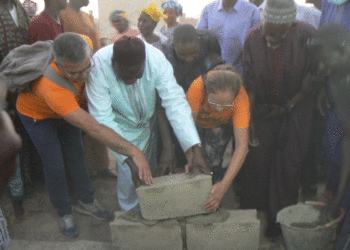 Tamba : Construction de 4 salles de classes/Le Maire Papa Banda Dièye et ses partenaires Maman Africa procèdent à la pose de la 1ère pierre.