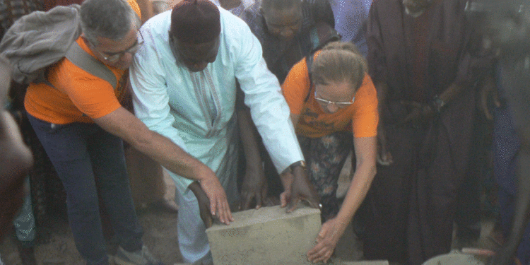 Tamba : Construction de 4 salles de classes/Le Maire Papa Banda Dièye et ses partenaires Maman Africa procèdent à la pose de la 1ère pierre.