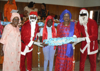Mairie Tamba : 1ère édition arbre de Noël de l’association des agents Municipaux/Le Parrain, le Maire Papa Banda Dièye gâte les enfants