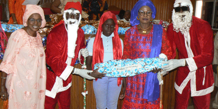 Mairie Tamba : 1ère édition arbre de Noël de l’association des agents Municipaux/Le Parrain, le Maire Papa Banda Dièye gâte les enfants