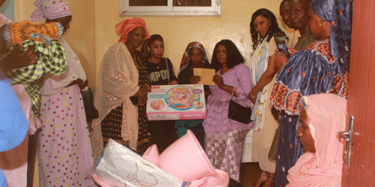 Tambacounda: Le 1er bébé de l’année 2023 du CHRTC est une fille/Le PCD Mamadou Kassé l’arrose de cadeaux