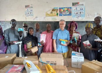 Tamba : L&rsquo;association Solidarité Dar Salam remet un important lot de fournitures scolaires à l&rsquo;école élémentaire du village.