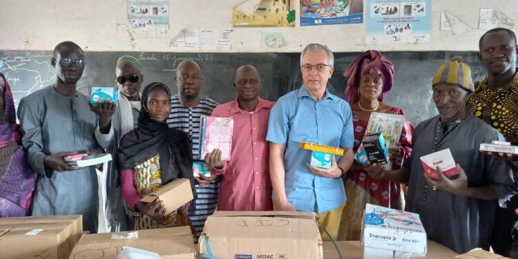Tamba : L&rsquo;association Solidarité Dar Salam remet un important lot de fournitures scolaires à l&rsquo;école élémentaire du village.