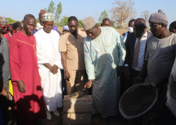 Maka Colibantang : Le Député Maire Bilaly Bâ pose la première pierre du mur de clôture du stade municipal/de 2 salles de classes et d’un bureau du CODEC
