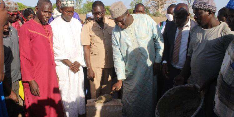 Maka Colibantang : Le Député Maire Bilaly Bâ pose la première pierre du mur de clôture du stade municipal/de 2 salles de classes et d’un bureau du CODEC