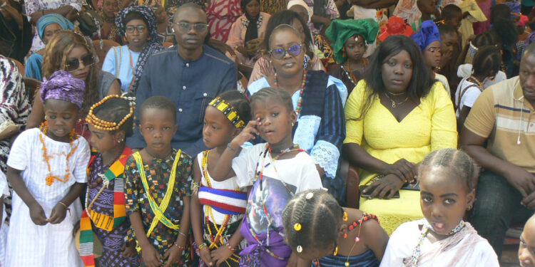 Tamba/Mardi Gras: Case des tout-petits Médinacoura-Quinzambougou/Les enfants s’expriment devant leur parrain Moussa J. Signaté