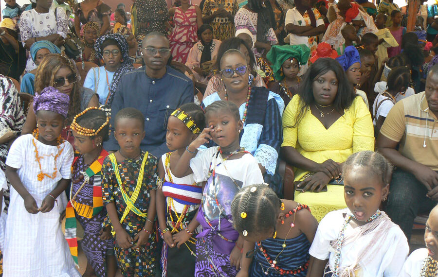 Tamba Mardi Gras Case Des Tout Petits M Dinacoura Quinzambougou Les Enfants Sexpriment Devant