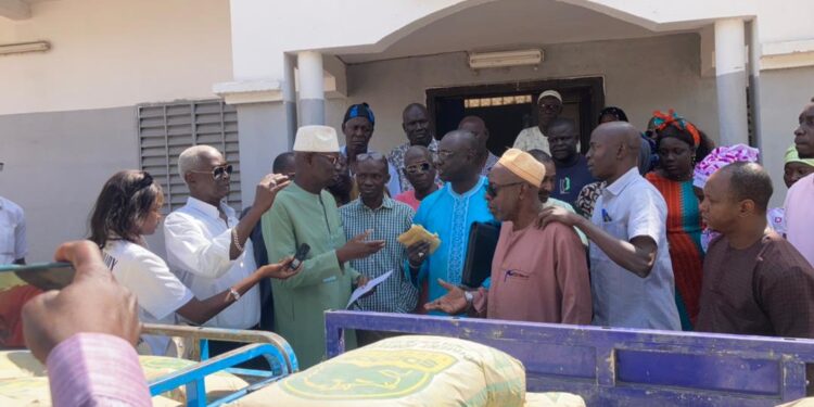 Tamba : Construction du poste de santé de Médinacoura/Le ministre Sidiki Kaba remet 10 tonnes de ciment et 2 millions de francs Cfa