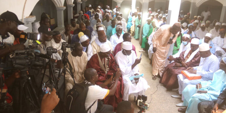 Ramadan 2023 à Tamba : Le ministre Sidiki Kaba distribue des centaines de kits alimentaires aux populations