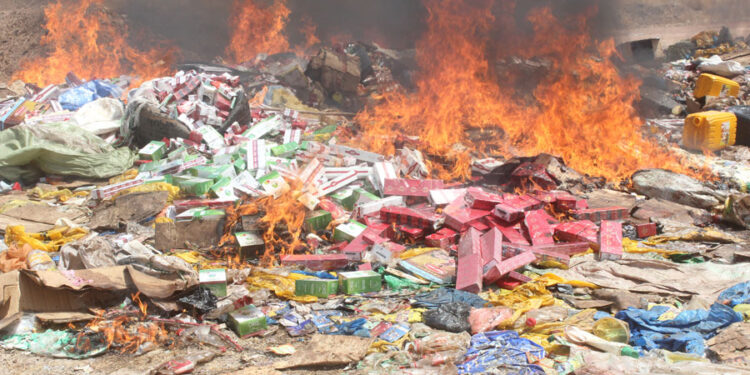 Tamba : [Vidéo] Des produits contrefaits (Cigarettes) et impropres à la consommation, incinérés